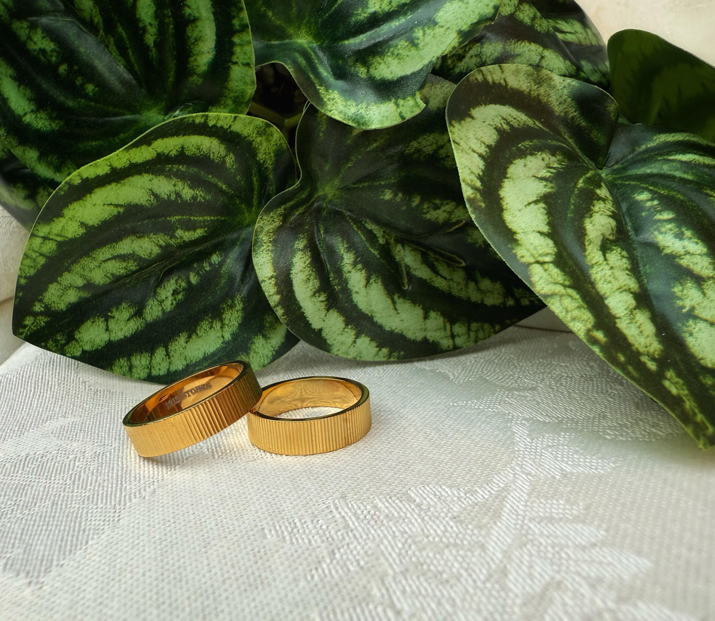 Gold band ring